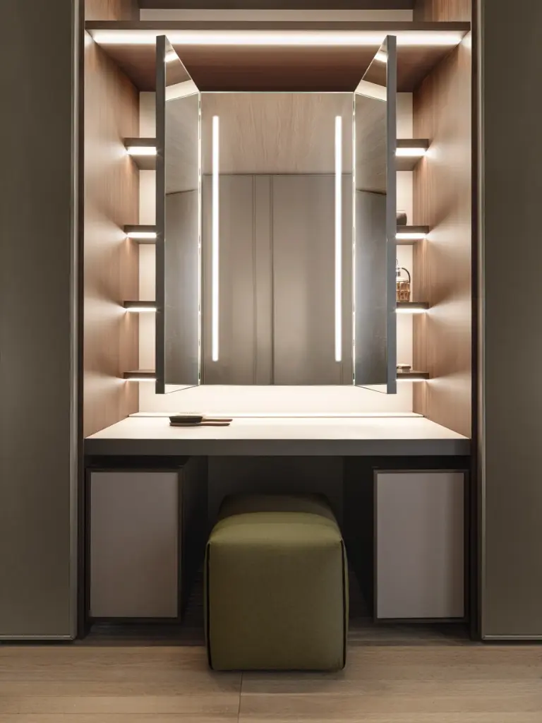 (KIT) Make-up Table